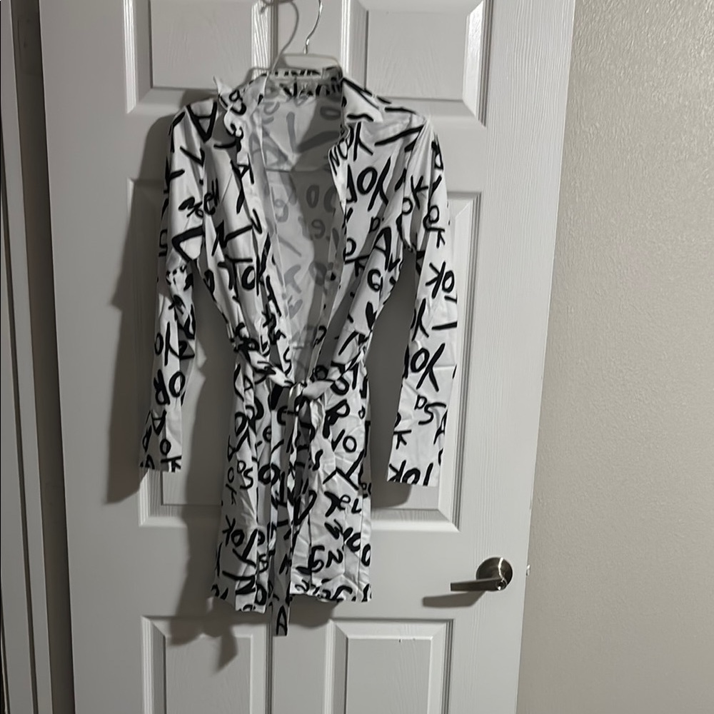 Black and White Graphic Print Robe